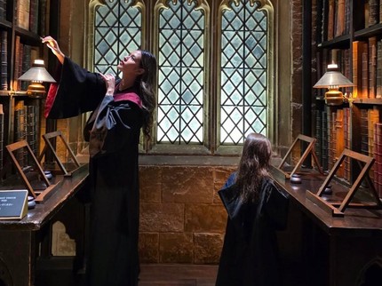 Raisa Ajak Sang Putri Berlibur ke Wizarding World of Harry Potter, Intip Keseruannya Bun
