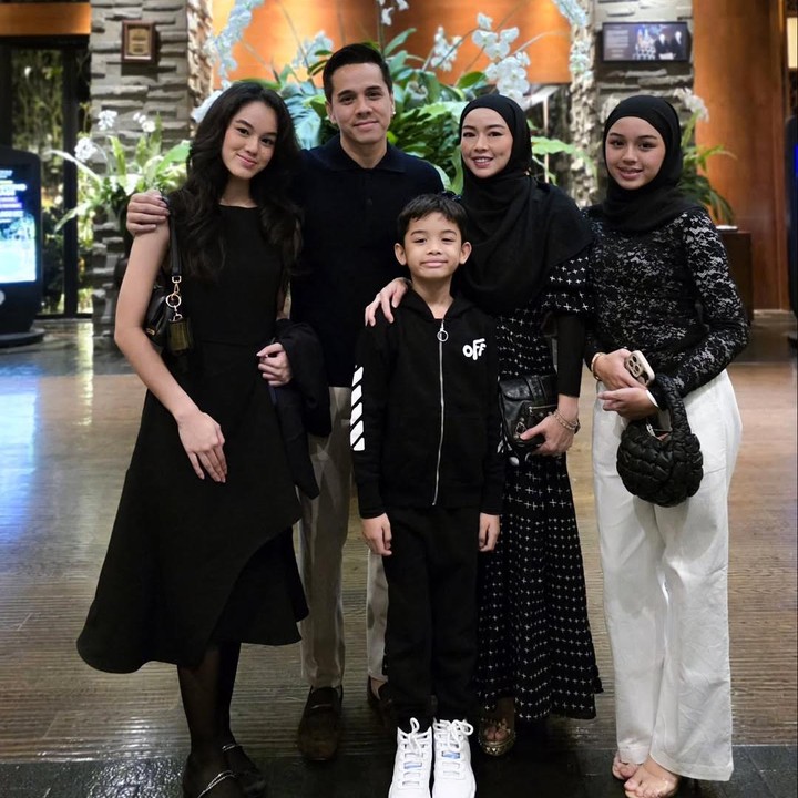 <p>Perlu diketahui, Rionaldo Stokhorst menikah dengan Aureli Beata Schulz pada 27 Oktober 2007. Dari pernikahan ini, keduanya dikaruniai tiga anak, Shaista Tanisha, Shanika Thanaa, dan Raqilla Shagufta. (Foto: Intagram @rio.stokhorst)</p>