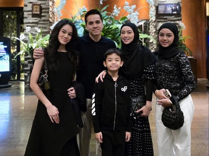 Rionaldo Stokhorst Velocity Bareng Istri & 3 Anak Bikin Salfok Disebut Awet Muda, Ini 5 Fotonya