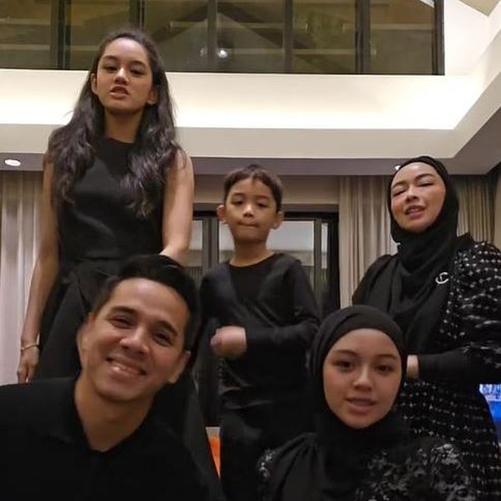 <p>Dalam video yang diunggah, Rio terlihat kompak dengan istri dan ketiga anaknya melakukan tren velocity. Belakangan, pria 43 tahun ini memang cukup aktif membuat konten video trending di media sosialnya. Jadi, tak heran bila Rio tampak luwes melakukan gerakan velocity. (Foto: Intagram @rio.stokhorst)</p>