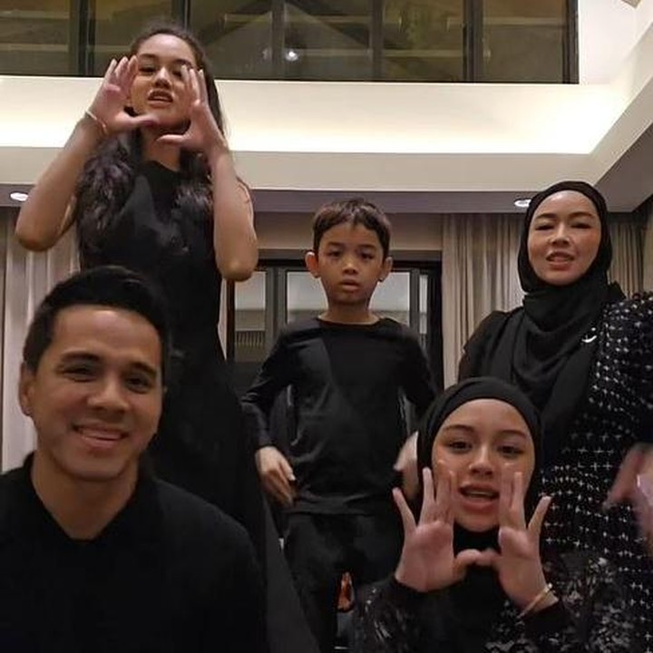 <p>Beberapa netizen memuji paras Rio yang terlihat awet muda di video ini. "Awet mudaaa," tulis akun @ny***. "Ini bapaknya atau kakaknya sih, Rio dari dulu mukanya gak berubah tetep keliatan muda," ujar @su***. (Foto: Intagram @rio.stokhorst)</p>