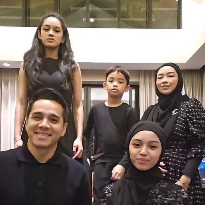 <p>Aktor Rionaldo Stokhorst baru-baru ini membuat video tren velocity bersama istri dan ketiga anaknya. Penampilan Rio bikin salah fokus atau salfok netizen lantaran parasnya yang disebut awet muda meski sudah memiliki tiga anak. (Foto: Intagram @rio.stokhorst)</p>