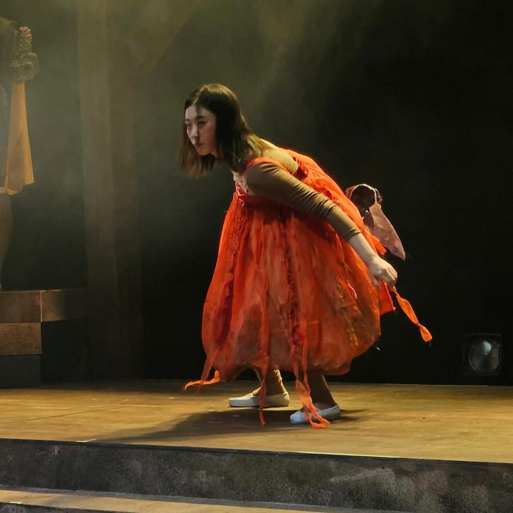 <p>Setelah berhasil menjadi pemeran utama dalam drama Korea <em>Resident Playbook</em>, akun Instagram Han Ye Ji dibanjiri penggemar. Ia juga sering membagikan kegiatannya sehari-hari. Pada foto ini nampak Ye Ji membagikan sedang ikut dalam pertunjukkan teater seni. (Foto: Instagram: @zeeyehan)</p>