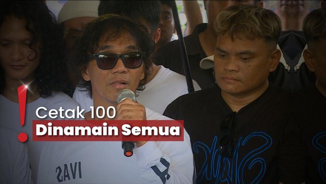 Keluarga Pakai Kaus Inisial yang Disiapkan Bunda Iffet Untuk Pemakamannya