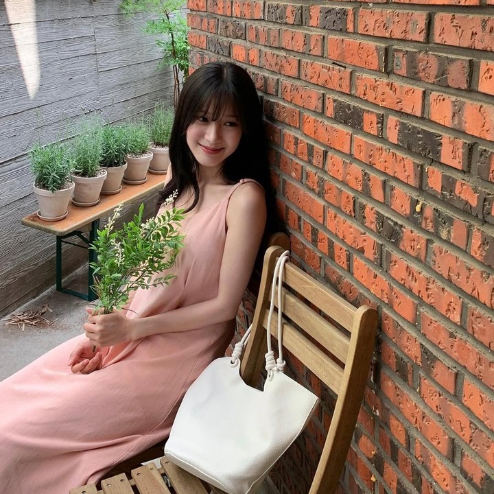 <p>Dari beberapa <em>postingan</em>-nya, kolom komentar sang artis pun sering kali diramaikan pujian dari para penggemar. “Wow, aku terkejut karena ini sangat cantik,” tulis akun <em>@y****.</em> “Aku pikir aku cantik sampai sekarang, tapi dengan poni, imut,” tulis akun <em>@e___****. </em>(Foto: Instagram @votresui)</p>