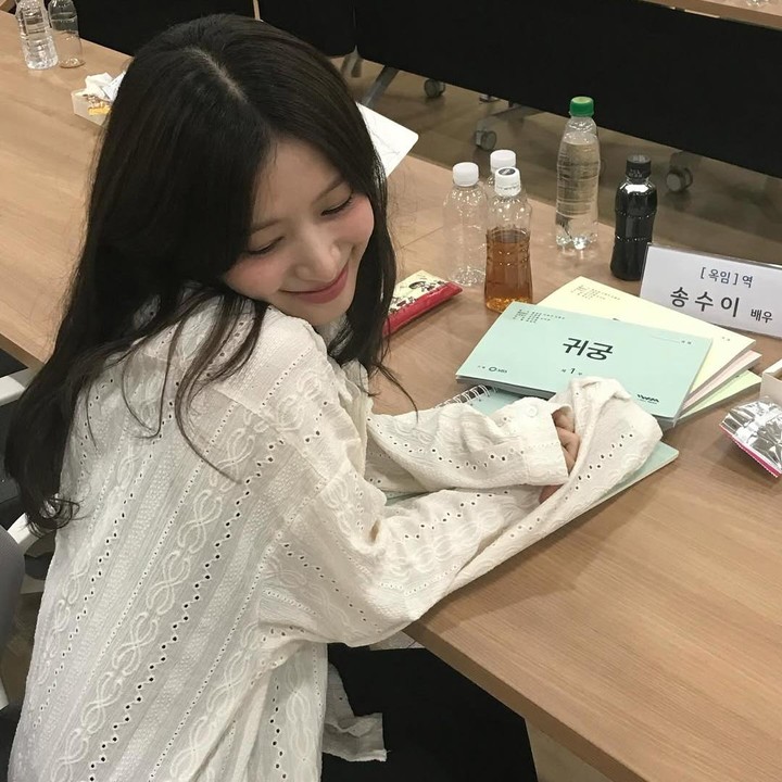 <p>Artis Korea Selatan, Song Sui, belakangan ini tengah menarik perhatian publik lewat perannya sebagai hantu dalam drama Korea terbaru <em>The Haunted Palace</em> (2025). Di balik karakternya yang menyeramkan, ternyata ia memiliki paras cantik yang memesona. (Foto: Instagram @votresui)</p>