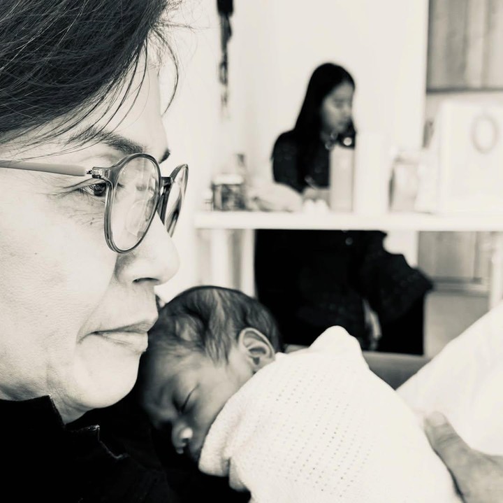 <p><em>Postingan</em> itu pun langsung dibanjiri ucapan selamat dan doa dari netizen. “Selamat atas kelahiran cucunda tercinta ibu. Semoga menjadi anak sholeh yang bermanfaat bagi sesama. Aamiin yra,” tulis akun <em>@rim****.</em> “Selamat atas kelahiran cucunya ya Bu. Semoga ibu & bayi sehat selalu,” tulis akun <em>@grad****. </em>(Foto: Instagram@smindrawati)</p>