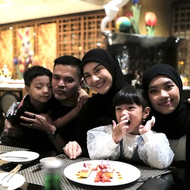 7 Momen Bahagia Irish Bella Dapat Kejutan Ultah dari Haldy Sabri & Anak Sambung