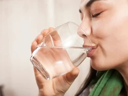 9 Manfaat Minum Air Hangat Setiap Hari bagi Kesehatan Tubuh dan Cara Minumnya
