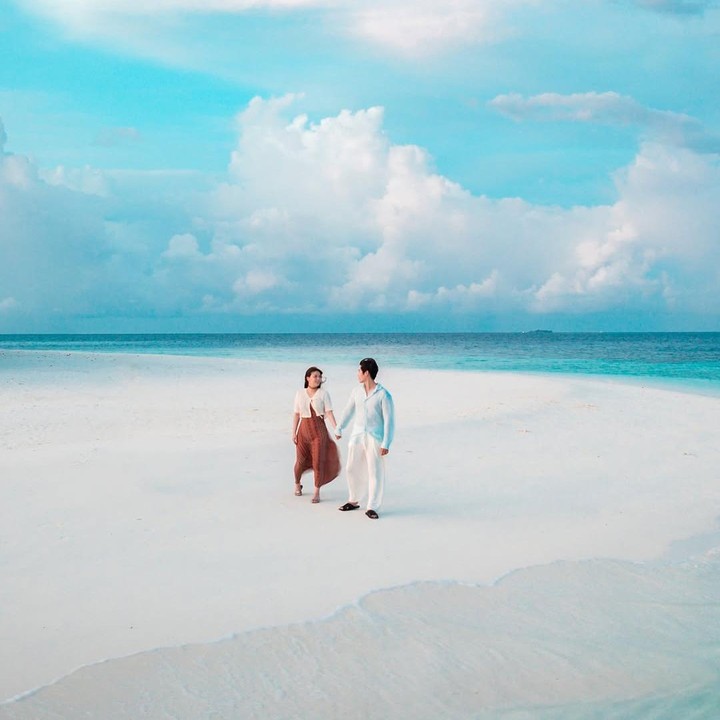 <p>Bukan hanya Dubai, Ailee dan Choi Sihun juga berlibur ke Maldives. Mereka pun tak melewatkan momen dengan mengabadikan foto bersama di pantai yang indah. “Sungguh surga Maldives. Saya mengatakan kepada istri saya seratus ribu kali sehari bahwa saya sangat bahagia,” ungkapnya. (Foto: Instagram@choi_hun2)</p>