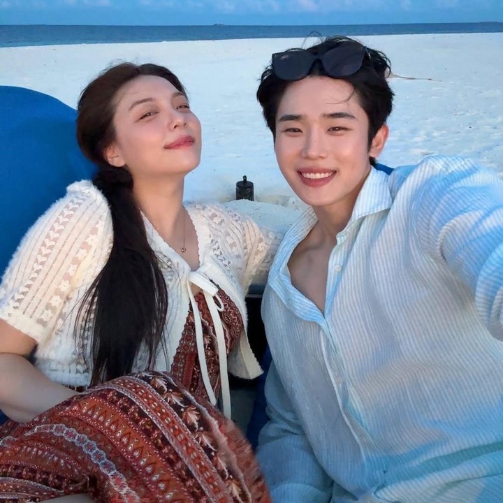 <p>Momen itu diketahui langsung melalui beberapa foto dan video yang diabadikan oleh Ailee dan Choi Sihun di akun Instagram pribadinya. Pasangan ini pun tampaknya tak sungkan memamerkan keromantisan mereka di depan para penggemarnya. (Foto: Instagram@choi_hun2)</p>