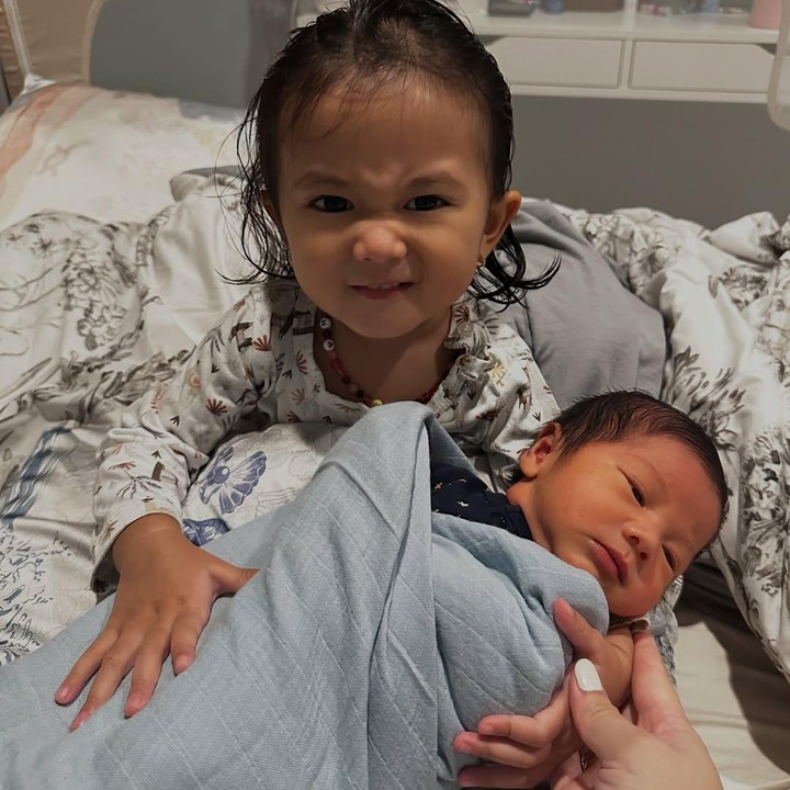 <p>Aisha Kaluna Letecia anak Kesha Ratuliu, baru-baru ini terlihat memangku adiknya yang baru lahir pada 15 April 2025, Danish Danendra Putra Permana. Banyak yang menyebut momen ini sangat menggemaskan, Bunda. "Aisha MasyaAllah gemas banget," ujar netizen lainnya. (Foto: Instagram: @kesharatuliu05)</p>