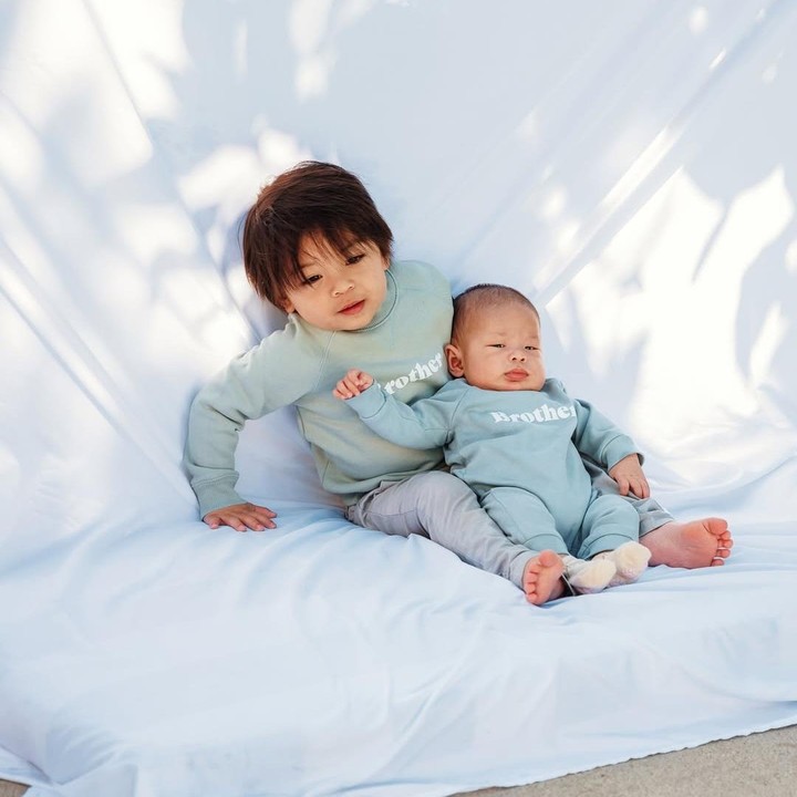 <p>Putra Nikita Willy, Issa Xander, kerap terlihat bermain dengan sang adik, Nael Idrissa. Beberapa waktu lalu, Issa tampak memangku Nael dengan memakai baju kembar saat sesi pemotretan. "Saudara laki-laki," tulis Nikita Willy seraya mengunggah potret kedua putranya. (Foto: Instagram: @nikitawillyofficial94)</p>