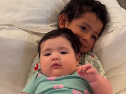 5 Potret Anak Artis Pangku Adiknya yang Masih Bayi, Gemas Banget Bun!