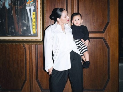 5 Potret OOTD Keren Angel Pieters Sambil Gendong Sang Putra Bikin Netizen Salfok