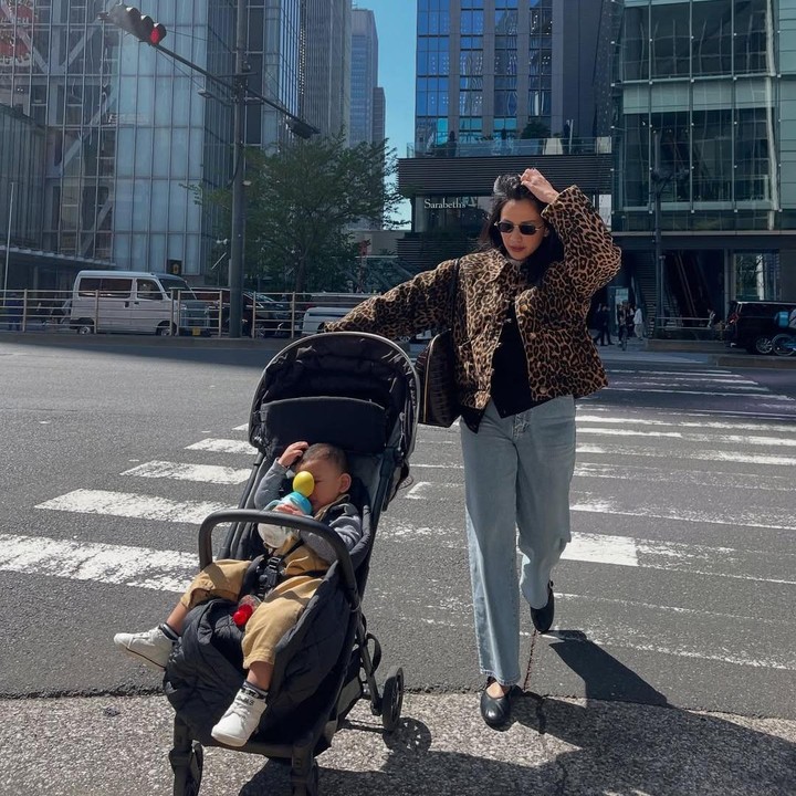 <p>Angel Pieters melahirkan anak pertamanya, Caspar Arsyanendra Wisesa pada Desember 2023, Bunda. Meski telah menjadi seorang Bunda, Angel Pieters tetap tampil <em>fashionable</em> dan keren. (Foto: Instagram: @angelpieters)</p>