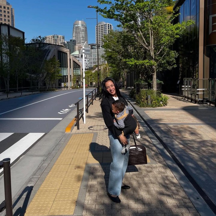 <p>Ketika berlibur ke Jepang, Angel terlihat berjalan-jalan sambil menggendong Caspar menggunakan <em>baby carrier.</em> Perempuan 27 tahun ini tampil memesona dengan celana <em>jeans</em> dan <em>blazer</em> hitam. (Foto: Instagram: @angelpieters)</p>