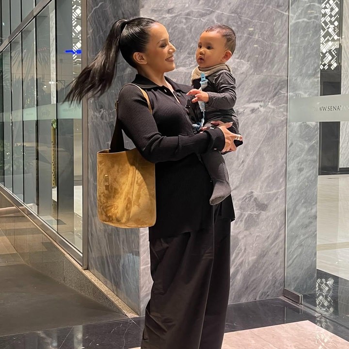 <p>"Hidup impianku adalah hidup seperti Angel. Selamanya Bunda favoritku," kata seorang netizen. "Kaya gendong adek bukan anak. Cantik kali mommy," ujar netizen lain dengan menyisipkan emotikon hati. (Foto: Instagram: @angelpieters)</p>