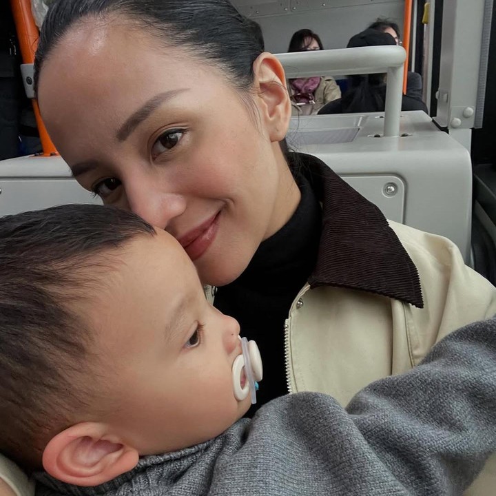 <p>Banyak netizen yang menyebut Angel semakin <em>glowing</em> semenjak jadi seorang Bunda dan gayanya bikin salah fokus. Bahkan, tidak sedikit yang menyebut Angel seperti menggendong sang adik. (Foto: Instagram: @angelpieters)</p>