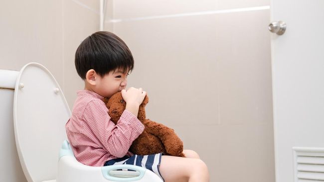 BAB Anak Berlendir, Normalkah? Kenali Penyebab, Gejala, dan Cara Mengobatinya