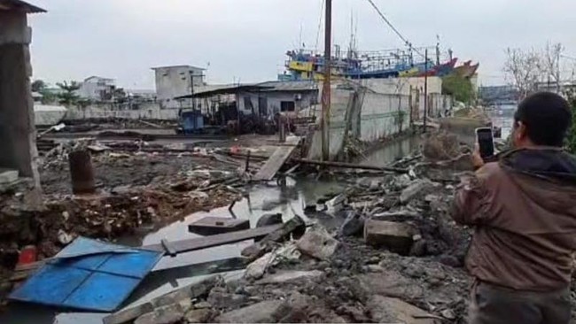 Puluhan Rumah Warga Pluit Dibongkar untuk Tanggul Mitigasi Rob Sebanyak 70 rumah warga Kelurahan Pluit, Kecamatan Penjaringan, Jakarta Utara, dibongkar untuk pembangunan tanggul mitigasi banjir rob.
