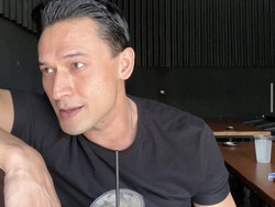 Cerita Indra Bruggman Dibayar Pakai Baju saat Pertama Terjun di Dunia Model