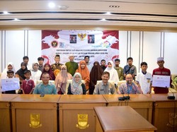 BNPT-BUMN Beri Beasiswa & Alat Kerja bagi Mitra Deradikalisasi di Bekasi