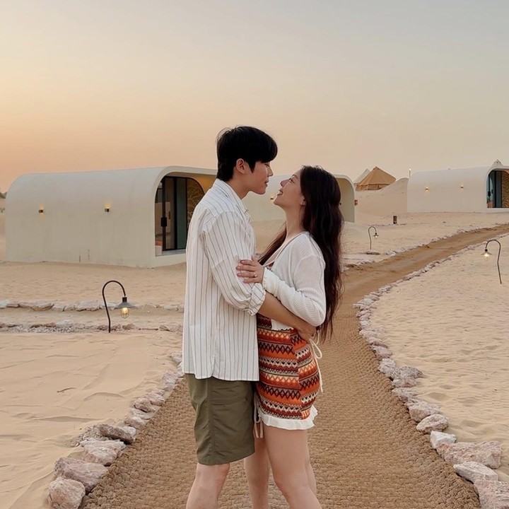 <p>Ailee mengunggah foto-foto hari pertama mereka di Dubai. Mereka diketahui menikmat <em>glamping</em> di gurun pasir. “Hari pertama bulan madu telah tiba. <em>Glamping</em> di gurun Dubai. Romantis banget,” tulis Ailee, dikutip dari laman<em> Instagram@aileeonline,</em> Selasa (29/4/2025). (Foto: Instagram@choi_hun2)</p>