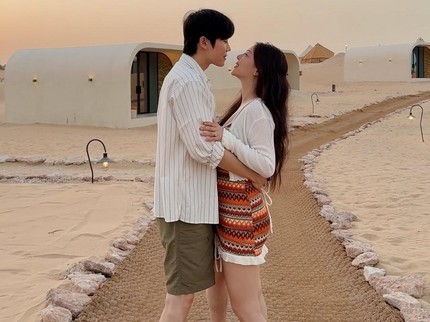 5 Potret Romantis Ailee dan Choi Sihun Bulan Madu di Gurun Pasir Dubai
