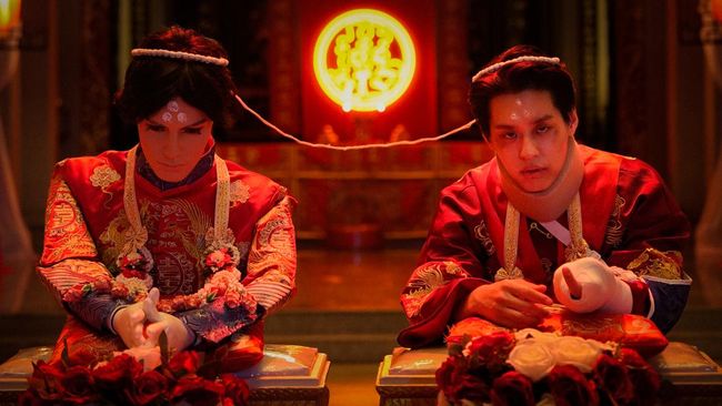Sinopsis The Red Envelope: Kehidupan Menn (Billkin) berubah setelah ia ambil amplop merah yang membuatnya melakukan pernikahan arwah.
