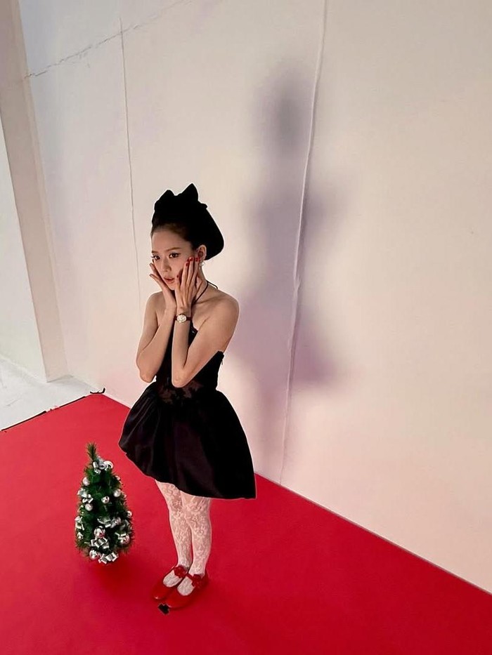 Outfit mini dress hitam membuat Jisoo semakin bersinar. Jisoo memadupadankan dress tersebut dengan stocking serta ballerina flat shoes yang menggemaskan./ Foto: instagram.com/sooyaaa__