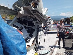 Horor Tabrakan Maut di Cisumdawu, Penumpang Travel Terlempar ke Jalan