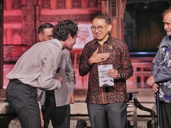 Menbud Fadli Zon Terima Buku Mereka yang Pertama Karya Reza Rahadian