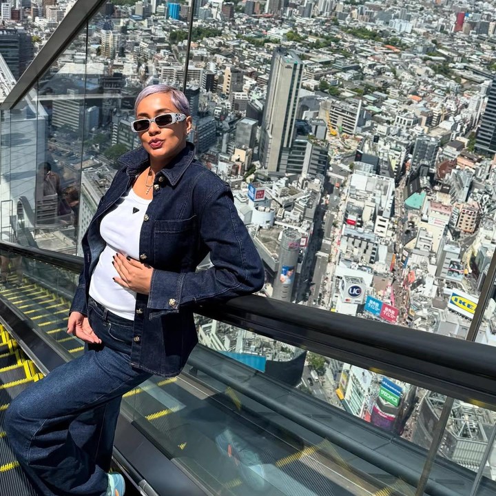 <p>Di foto lainnya, Kimmy juga tak kalah <em>stylish</em> karena berhasil padu padan celana dan jaker jeans biru dengan kaus putih. Meski kehamilannya sudah memasuki trimester kedua, Kimmy tampaknya tak ingin membatasi gaya berbusanannya yang selama ini dikenal fashionable. (Foto: Instagram @kimmyjayanti)</p>