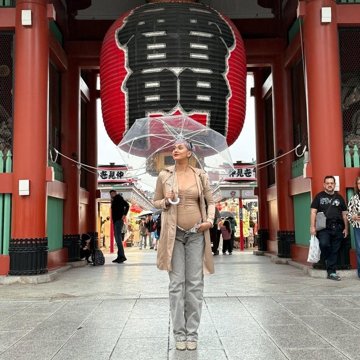 <p>Kimmy terlihat tengah menikmati kehamilan ketiganya saat berjalan-jalan di kawasan Asakusa, Jepang. Perempuan kelahiran Medan ini terlihat <em>stylish</em> mengenakan baju dan jaket berwarna cokelat yang dipadukan dengan celana jeans. (Foto: Instagram @kimmyjayanti)</p>