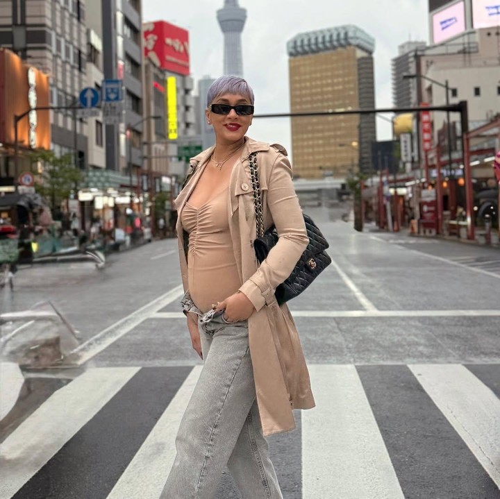 <p>Model Kimmy Jayanti tengah hamil anak ketiga, Bunda. Kimmy membagikan kabar bahagia kehamilannya saat ia tengah berlibur ke Jepang. Dalam beberapa foto yang diunggahnya di media sosial, Kimmy memamerkan<em> baby bump</em> kehamilan sambil berpose di tengah jalanan kota Tokyo, Jepang. Penampilan perempuan 32 tahun ini mencuri perhatian karena selalu terlihat modis selama liburan di Negeri Sakura. (Foto: Instagram @kimmyjayanti)</p>