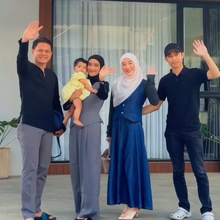 <p>Selebgram Larissa Chou dan Nadya Mustika merupakan sahabat dekat yang kini menjadi saudara ipar. Suami Larissa Chou adalah Ikram Rosadi, yang merupakan kakak dari Iqbal Rosadi atau suami Nadya Mustika. (Foto: Instagram @nadyamustikarahayu)</p>