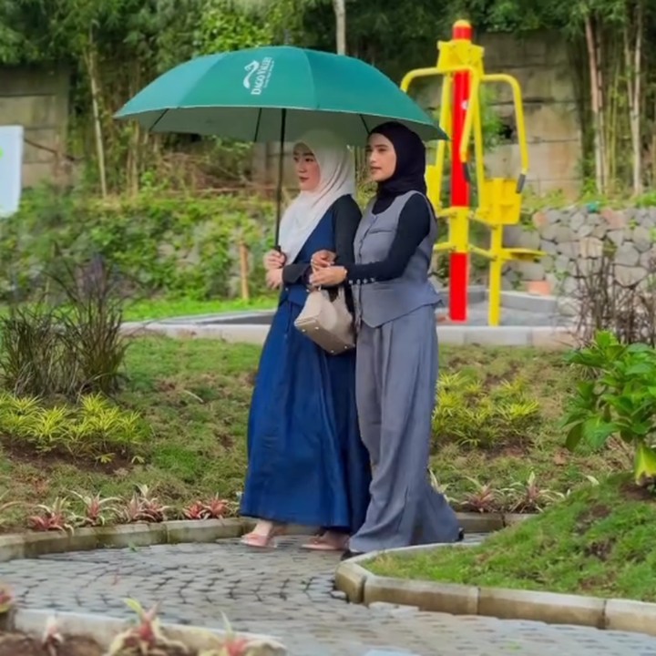 <p>Larissa dan Nadya sering <em>hangout</em> bareng, Bunda. Beberapa waktu lalu, keduanya liburan bersama ke Bandung bersama suami dan anak kedua mereka. Dalam liburan singkat ini, gaya berpakaian keduanya menjadi sorotan. (Foto: Instagram @nadyamustikarahayu)</p>