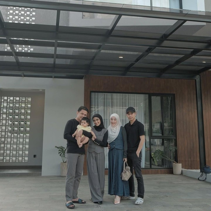 <p>Larissa terlihat cantik mengenakan pakaian terusan rok panjang berwarna biru tua, sementara Nadya mengenakan pakaian bernuansa warna abu-abu hitam. Baik Larissa dan Nadya memang sering tampil modis saat mengenakan pakaian tertutup dan hijab. (Foto: Instagram @nadyamustikarahayu)</p>
