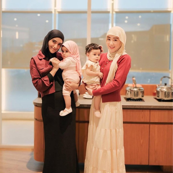 <p>Kini menjadi keluarga, Larissa dan Nadya memiliki kesamaan, yakni sama-sama menjadi Bunda dari dua anak. Dalam komentar di salah satu unggahan, Larissa sempat mengungkap kedekatannya dengan Nadya bahkan sebelum menikah lagi dengan pasangan yang sekarang. "Teman ngopi jaman janda sampe menjadi ipar," tulisnya. (Foto: Instagram @nadyamustikarahayu)</p>