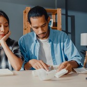 4 Strategi Mengatur Gaji UMR untuk Bertahan di Tengah Gejolak Ekonomi