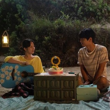 Jung Ji So dan Cha Hak Yeon Tampil Romantis di Still Cut Film Remake Korea Midnight Sun