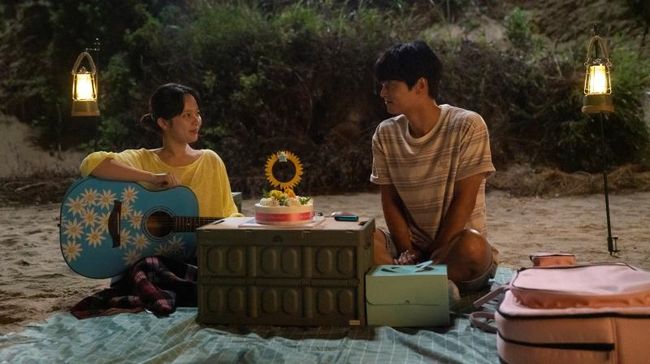Jung Ji So dan Cha Hak Yeon Tampil Romantis di Still Cut Film Remake Korea Midnight Sun