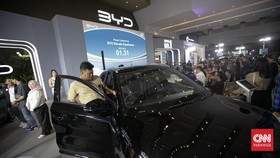 Pameran khusus kendaraan listrik Periklindo Electric Vehicle Show atau PEVS 2025 resmi dibuka. Pameran tersebut akan berlangsung di JIExpo Kemayoran, Jakarta Pusat, selama enam hari hingga 4 Mei. (CNN Indonesia/Adi Ibrahim)