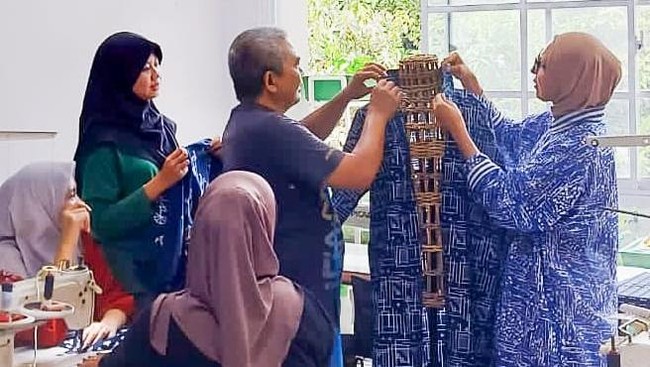 Menerapkan metode Boro asal Jepang, Dara Baro sukses mengubah limbah tekstil menjadi produk bernilai tinggi yang penuh cerita dan keindahan.