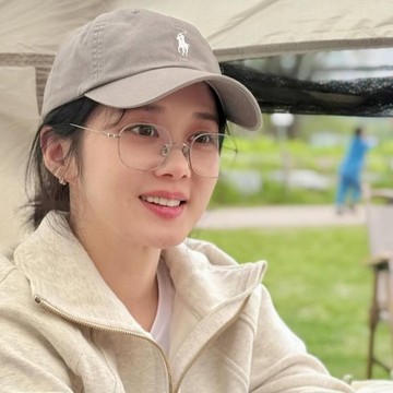 Healing, Intip Potret Aktris Cantik Jang Na Ra Saat Piknik di Cerahnya Musim Semi