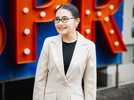 Terpopuler: Potret Outfit Kerja Prilly Latuconsina saat Jadi Dosen