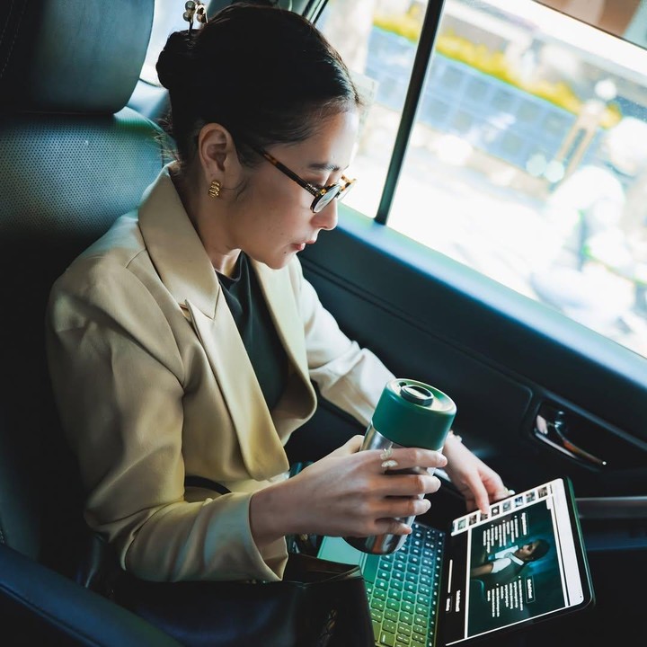 <p><em>Postingan</em> terbarunya ini tentu mengundang atensi netizen yang kagum dengan sang aktris. “Masha allah prilly sukses terus karirnya, percintaannya, rezekynya nular kesaya rezeky mu ya aamiin,” tulis akun <em>@wijayasamud****.</em> “Baru aja selesai syuting, eh udah jadi dosen aja, emng selalu penuh kejutan wanita satu ini,” tulis akun <em>@mbaksi****. </em>(Foto: Instagram@prillylatuconsina96)</p>