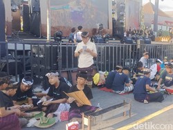 Meriah Parade Ngebek Sate Massal di Festival Semarapura, Warga Gratis Mencicipi