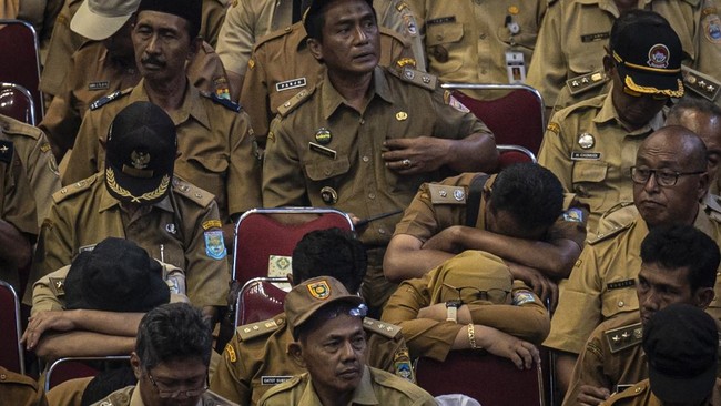 Sejumlah kepala desa tertidur saat mengukuti kegiatan sekolah antikorupsi di GOR Indoor Kompleks Stadion Jatidiri, Semarang.